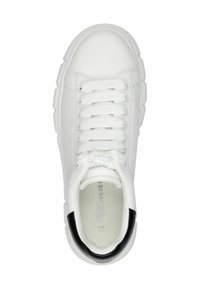 Vit sneaker med slätt läderövre, snörning fram, vadderad krage och en kontrasterande svart hälaccent. Rund tå och vadderad sula.