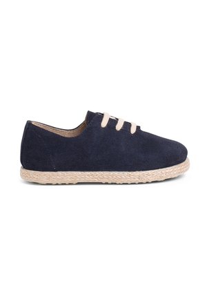 Marineblaue Wildlederschuhe mit cremefarbenen Schnürsenkeln, runder Zehenform und natürlicher, gewebter Jutesohle. Flaches Design mit einer glatten Textur.