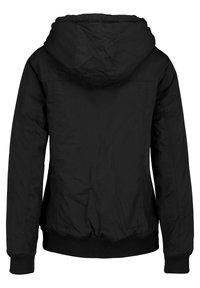 Czarna kurtka z kapturem o teksturowanym wykończeniu, z elastycznymi mankietami i prążkowanym obszyciem na dole. Tył ma gładki fason bez dodatkowych ozdób.