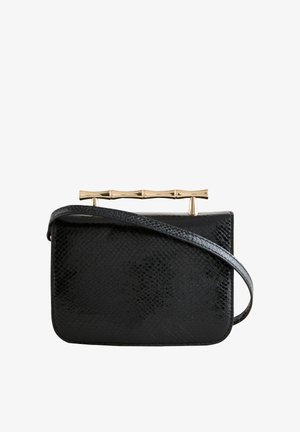 Schwarze strukturierte Lederhandtasche mit einem goldenen Bambus-Topgriff und einem verstellbaren Schulterriemen auf weißem Hintergrund.