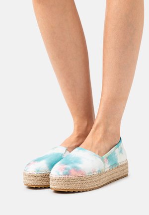 Niebiesko-różowe espadryle z materiału w stylu tie-dye, z podeszwą z liny jutowej, charakteryzujące się designem na wsuwanie i okrągłym noskiem.