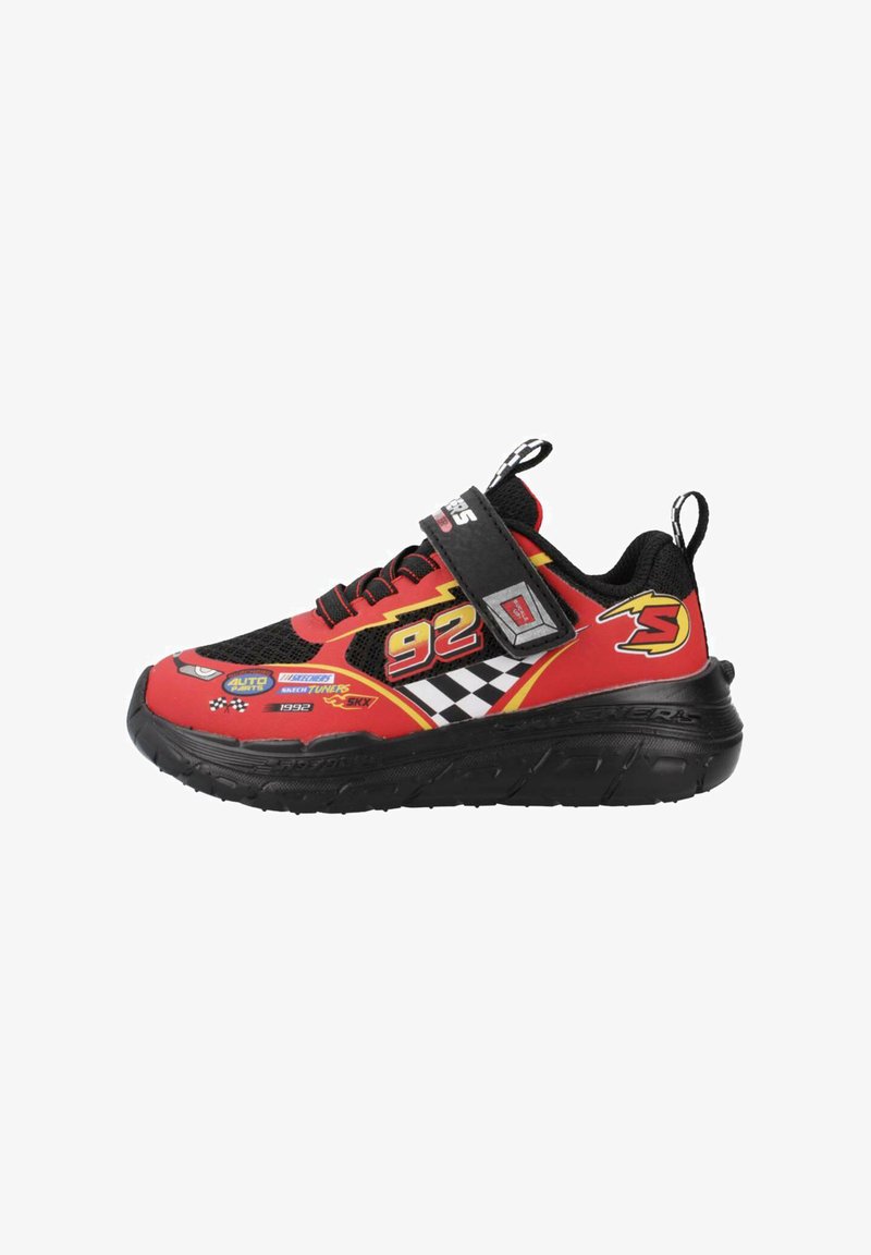 Zapatilla roja y negra con parte superior de malla, gráficos de carreras, correa de Velcro y suela de goma texturizada; presenta patrones de cuadros y acentos de logo.