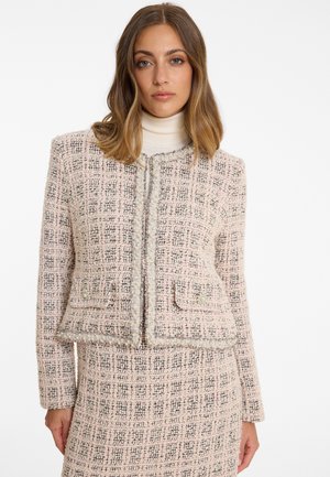 Rosa Wolljacke aus Tweed mit strukturiertem Muster, metallischen Fäden, runder Halslinie, zwei Fronttaschen und ohne sichtbare Verschlussdetails.