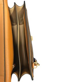 Borsa a tracolla in pelle marrone chiaro vista dall'alto, con tre ampi scomparti interni e accessori in tonalità oro su sfondo bianco.