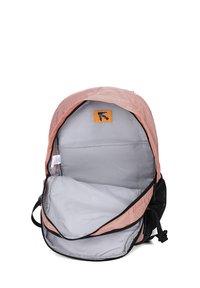 Roze gewatteerde stoffen rugzak met een grijs gevoerd interieur. Voorzien van een zwarte ritssluiting en een oranje logo-label aan de binnenkant. Ruime hoofdcompartiment.