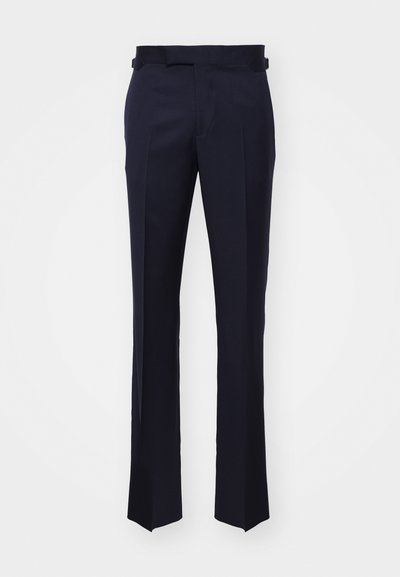 Pantalons tailleur bleu marine avec une coupe droite, une taille avec passants de ceinture et des détails de pli marqués à l'avant. Texture de tissu lisse.