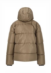 Puffjakke i lys brun med hætte, der har horisontale quiltede paneler. Materialet ser glat ud, med let elastiske manchetter.