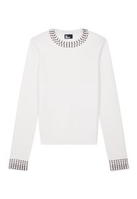 Biała, długosleeve sweter z okrągłym dekoltem zdobionym ćwiekami i teksturowanymi mankietami, wykonany z miękkiego, dopasowanego materiału.