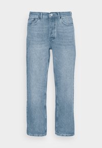 Ljusblå denimjeans med rak bendesign, knappstängning, fem fickor och subtila blekning längs tygtexturen.