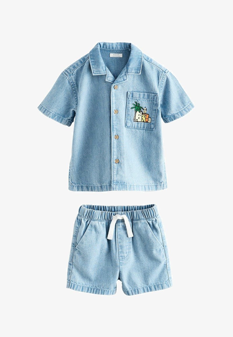 Hellblaues Jeanshemd mit kurzen Ärmeln und Knöpfen, mit einem Palmbaum- und Gebäude-Patch auf der Brusttasche, kombiniert mit passenden Shorts mit elastischem Bund.