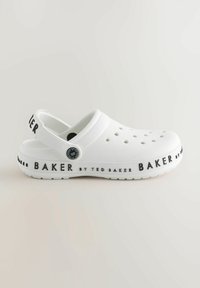 Biały wsuwany chodak z otworami wentylacyjnymi, wykonany z gumowego materiału, z kontrastującym czarnym paskiem "BAKER by TED BAKER" wokół podeszwy.