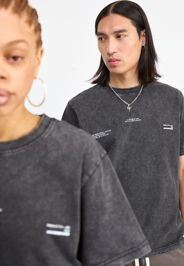 SCRIPT UNISEX - Print T-shirt2