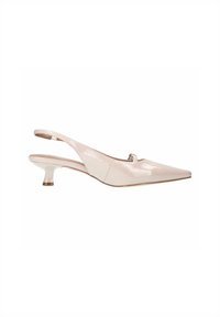 Puntige slingback hak in glanzend lichtroze patentleer. Kenmerkt zich door een kleine hak en een decoratieve accent bij de wreef.