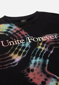 Zwarte sweatshirt met een tie-dye patroon in pastelkleuren. Op de voorkant staat de tekst "Unite Forever." Ribgebreide halslijn en textiel met een textuur.