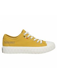 Baskets en toile jaunes avec semelle en caoutchouc blanc, bout rond et semelle extérieure texturée en forme de triangle. Présente des lacets blancs et un détail de logo sur le côté.