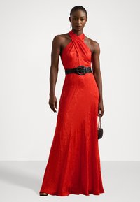 Rochie maxi roșie cu guler halter, având un finisaj texturat și o bustă ajustată, prinsă în talie cu o curea împletită neagră și cataramă rotundă.