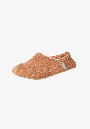 Pantofole morbide marroni con tessuto intrecciato e texture. Caratterizzate da un design a taglio basso, colletto imbottito e suola piatta per l'uso interno.