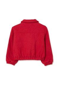 Chaqueta de forro polar roja con cuello, puños elásticos y cinturilla. Presenta un diseño limpio y minimalista con una textura suave.
