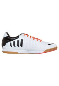 Chaussure de sport blanche et noire avec des accents orange, dotée d'une tige en cuir lisse, d'une semelle en caoutchouc et d'un motif texturé sur le côté pour l'adhérence.