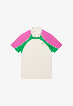 Kurzärmliges Poloshirt mit weißem Körper, pinken Schultern und grünen Akzenten. Mit klassischem Kragen und dezentem Logo auf der Brust.