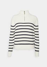 Suéter blanco de canalé con rayas horizontales negras, manga larga y cremallera frontal en el cuello alto.