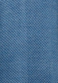 Ljusblått stickat tyg med en fin textur och ett enhetligt mönster, med en mjuk, medelviktskänsla som passar för olika plagg.