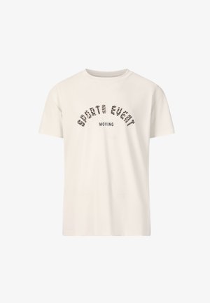 Witte katoenen t-shirt met een ronde hals, korte mouwen en een bedrukte opdruk met de tekst "SPORT EVENEMENT BEWEGING" in zwart met panterprintaccenten.