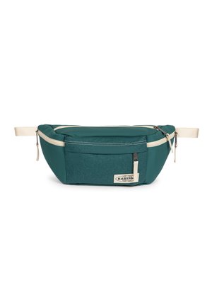 Pequeña riñonera verde con bolsillo delantero, cremalleras blancas, cinta blanca ajustable y parche con el logo de Eastpak en el bolsillo delantero.