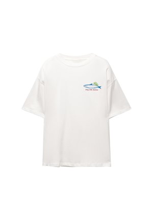 T-shirt bianco in cotone con maniche corte. Presenta una grafica di un pesce blu e una fetta di lime, con testo rosso che recita "Easy Life Catchin'".