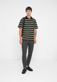 Only & Sons ONSMARK CHECK PANT - Pantalones chinos - coffee bean