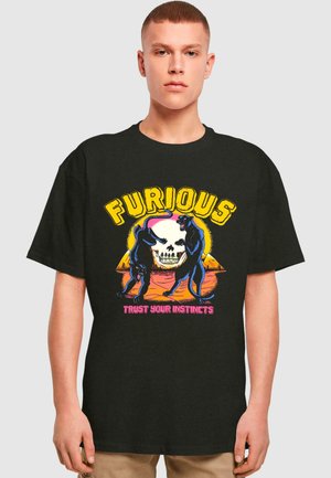 Sort bomuld t-shirt med et farverigt grafisk design af to pantere og et kranium, med ordene "FURIOUS" og "TRUST YOUR INSTINCTS" nedenfor.