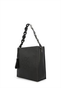 Sac à main en cuir noir avec une forme structurée, présentant un design perforé à l'avant, un accent à frange, et une bandoulière en chaîne épaisse.