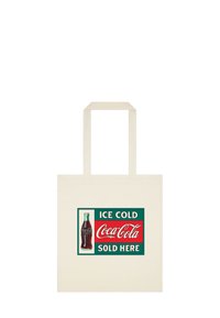 Tote bag van crèmekleurige canvas met een vintage Coca-Cola advertentie met een flesafbeelding, een rode en groene achtergrond en tekst.