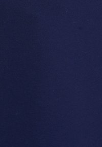 Navyblauw katoen met een gladde textuur, in een effen kleur zonder patronen of hardware. Licht geborsteld oppervlak.