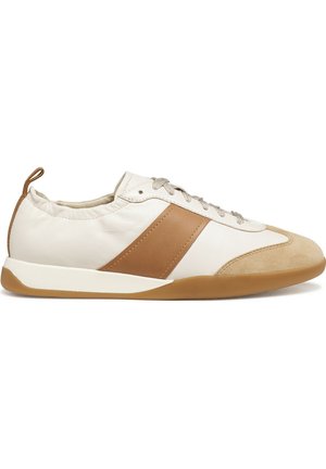 Scarpa da ginnastica bassa bianca e color sabbia con chiusura frontale a lacci, punta in suede, striscia laterale marrone e suola in gomma su sfondo bianco.