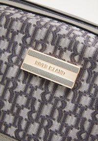 River Island Weekendbag - grey