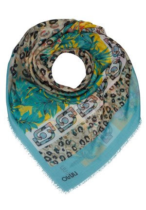 Écharpe bleu clair avec imprimé léopard, feuilles vertes et jaunes, formes géométriques et bords à franges enroulée en spirale.