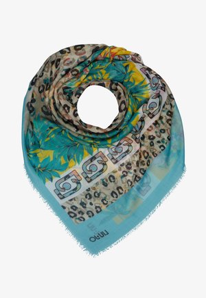 Lyseblåt tørklæde med leopardprint, grønne og gule blade, geometriske former og frynser, rullet i en spiral.