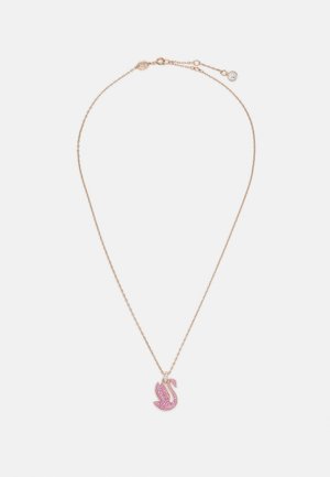 Hieno kullanvärinen ketjukaulakoru, jossa on vaaleanpunaisilla kristalleilla koristeltu joutsen-riipus ja säädettävä lukko, jossa pieni kirkas kivi.