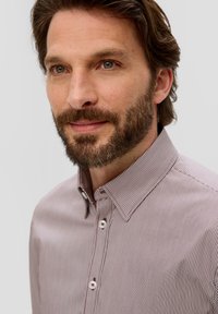 Gestreepte overhemdd in kastanjebruin en wit, met een button-down kraag, witte knopen en een getailleerde pasvorm. Stevige katoenen textuur.