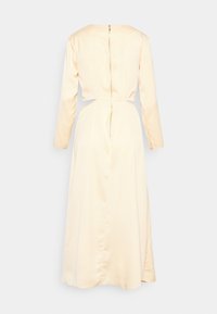 Pitkähihainen, kermanvärinen satiinimekko, jossa on selässä vetoketju ja vyötäröllä leikkausdetaili, sileä ja silkkinen pinta sekä laskeutuva helma.