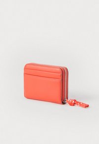 Kompaktowy pomarańczowy portfel wykonany z gładkiej skóry, z zamknięciem na zamek, wieloma kieszonkami na karty oraz teksturowanym uchwytem.
