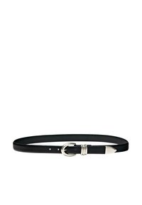 Zwarte leren riem met een zilveren metalen gesp en drie decoratieve ringen. Heeft een puntige uiteinde en meerdere verstelgaten.