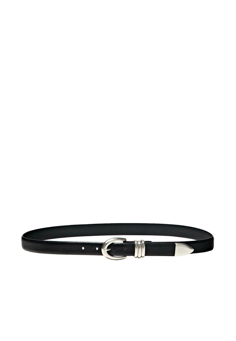 Zwarte leren riem met een zilveren metalen gesp en drie decoratieve ringen. Heeft een puntige uiteinde en meerdere verstelgaten.