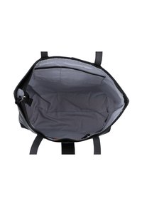 Zwarte tote bag met leren buitenkant, gladde textuur en gestreepte stoffen binnenkant. Beschikt over een ritsluiting en dubbele handvatten. Ruimtelijk ontwerp.