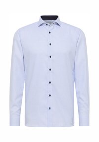 Camicia a maniche lunghe azzurra chiara con un delicato motivo a quadri, bottoni neri e un colletto scuro a contrasto. Presenta una vestibilità su misura.