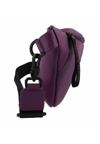 Paarse leren heuptas met een soepele textuur, ritssluiting en zwarte hardware. Voorzien van een stevige strap en een logo-accent. Compact ontwerp.