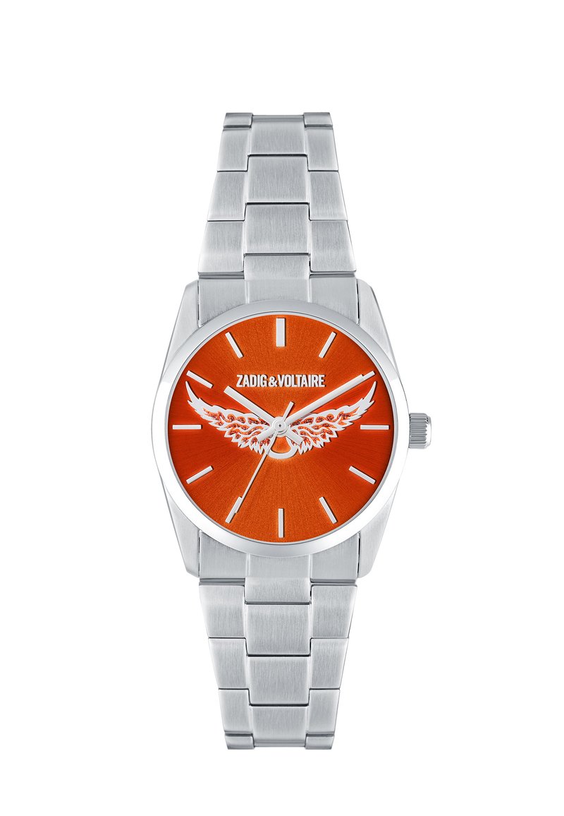 Strieborné kovové náramkové hodinky s oranžovým ciferníkom, bielym krídlovým emblémom, minimalistickými hodinovými znakmi a logom "ZADIG & VOLTAIRE" v hornej časti.