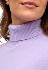 Maglione a collo alto lilla con colletto a coste e texture liscia, caratterizzato da un design aderente che mette in risalto il collo e la zona delle spalle.