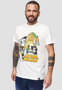 Weiße Baumwoll-T-Shirt mit einem bunten "Star Wars"-Grafikdesign, das Figuren wie Jabba the Hutt und Boba Fett zeigt. Kurze Ärmel, lässige Passform.